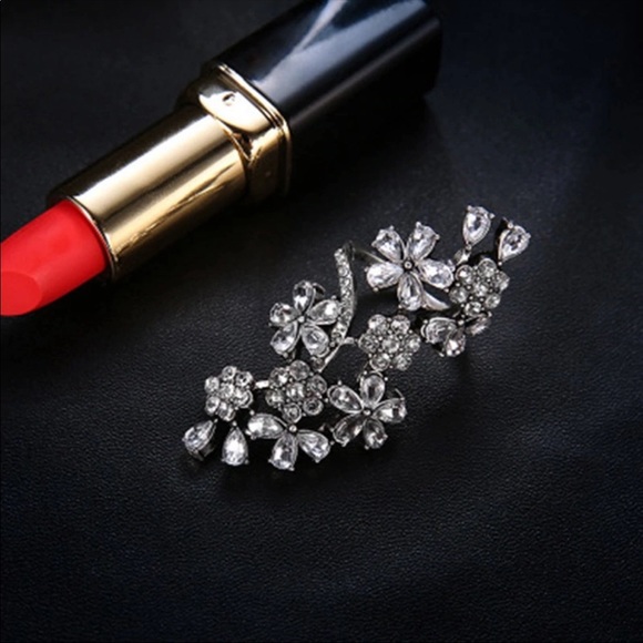 4 for $25 SALE!!!! Silver Rhinestone Flower Ring - Picture 3 of 8